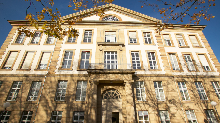 A fachada exterior da Universidade de Karlsruhe.